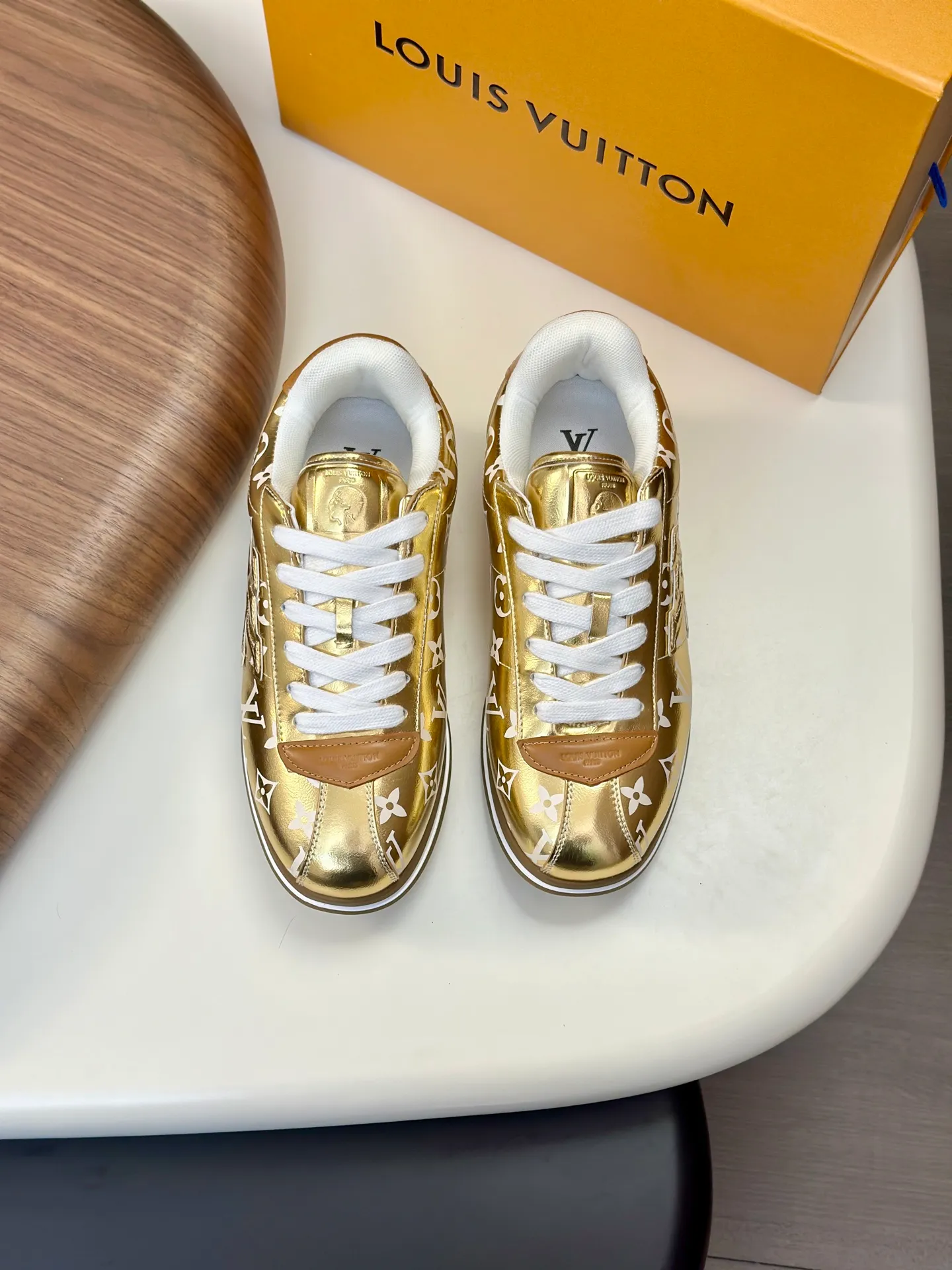 Factory direct sale ¥700💰Full set of packaging💰Top version LV-Louis Vuitton-Classic catwalk new style 1:1 developed replica of the original version! ! The upper foot is very comfortable. It is made of luxurious materials and fine workmanship. The midsole is printed with English letters "Made in Europe". The upper is made of calfskin imported from Italy. The side is decorated with the brand's LOGO and signature. The latest latex foot pads and mesh lining make the foot feel super comfortable. The original two-color TPU combination outsole is specially provided by the original factory. Bag technology Goodyear stitched edges Fabric: Exclusive custom first-layer cowhide Accessories: Exclusive private model Vuitton logo, lining: Customized silk mesh lining - first-layer silk cowhide lining Outsole: TPU combination outsole wear-resistant, non-slip and anti-yellowing Foot pads: new latex pads-mesh sweat-absorbent Counter technology: fully computerized sewing machine wire drawing Toe box back cover Hot and cold shaping Full set of pull-top last with medium and low logo pattern Counter packaging - Shoelaces, certificates, cards, instructions, certificates of quality, dust bags, the most comprehensive packaging on the Internet, men's size 339-44 (38/45 custom-made, non-refundable!